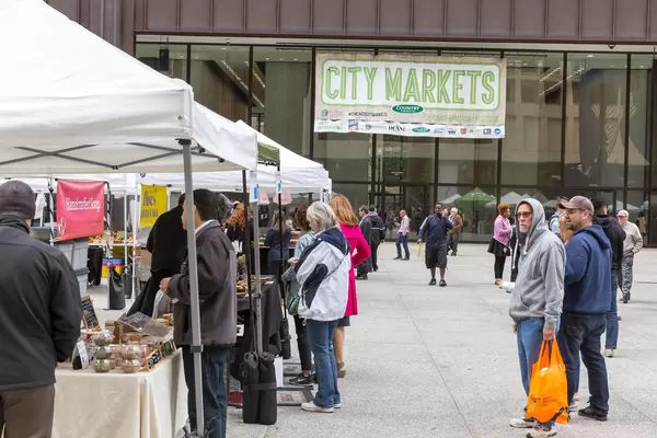 Menschen beim Einkaufen - City Market, Chicago