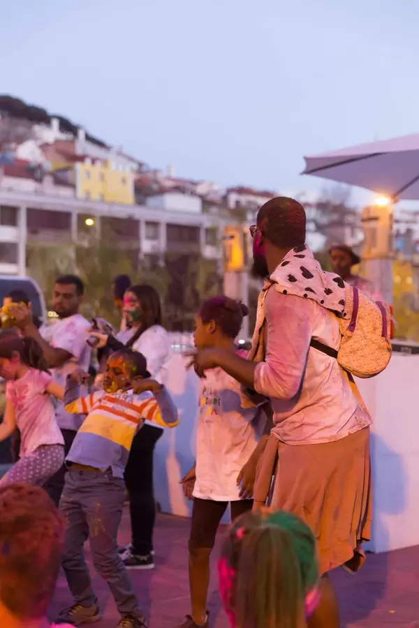Menschen beim Fest der Farben Holi in Lissabon, Portugal