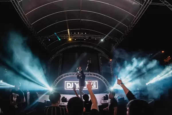 Menschen feiern vor Bühne beleuchtet von Scheinweifern am Dinagyang Festival, Philippinen