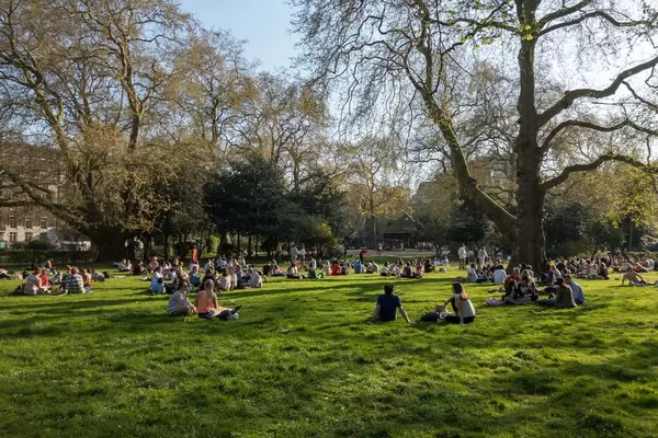 Menschen genießen einen sonnigen Tag im Park