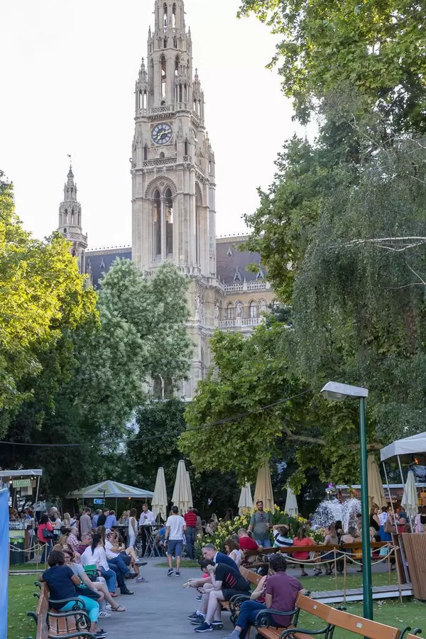 Menschen im Rathauspark in Wien