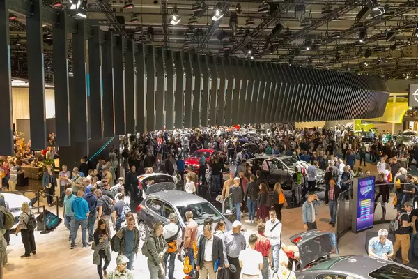 Menschen in der Messehalle der IAA - Internationale Automobil-Ausstellung in Frankfurt