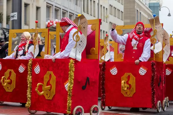 Menschen in Musikboxen beim Rosenmontagszug - Kölner Karneval 2018