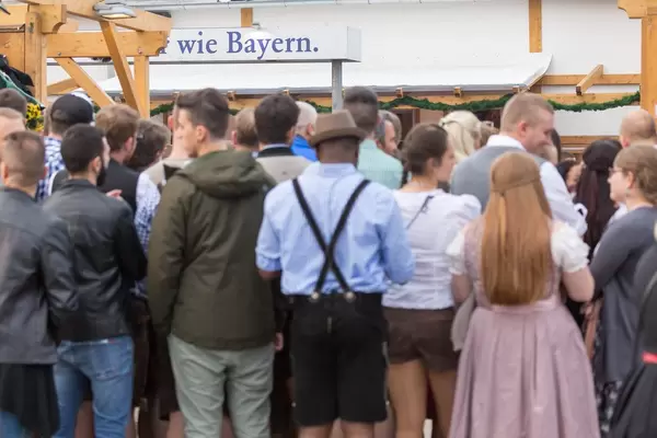 Menschen in Trachten und gewöhnlicher Kleidung - Oktoberfest 2017