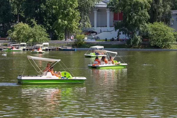 Menschen in Tretbooten genießen das schöne Wetter im Gorki-Park