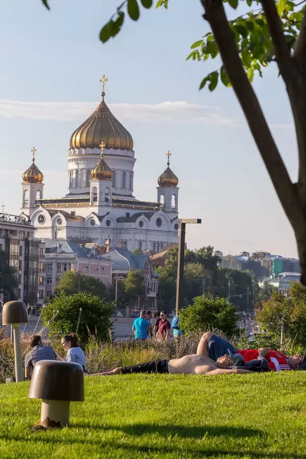Menschen liegen auf dem Gras im Park, die Christ-Erlöser-Kathedrale im Hintergrund