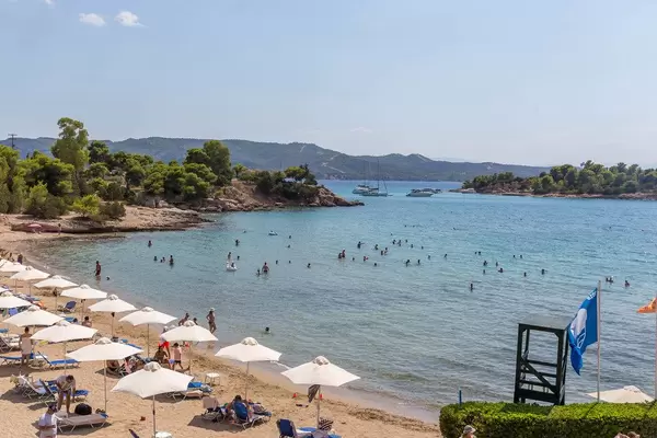 Menschen machen Strandurlaub in Chinitsa auf der Peloponnes und baden im offenen Meer