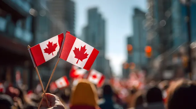 Menschen schwenken kanadische Flaggen bei Parade in Großstadt