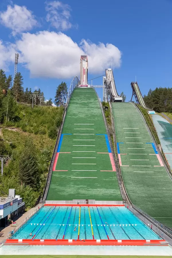 Lahti-Schwimmbad: Bahnen schwimmen am Fuß der Sprungschanze