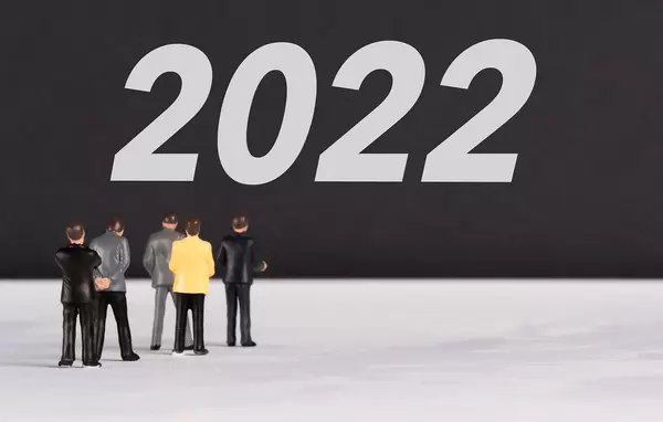 Menschen stehen vor dem Text "2022"