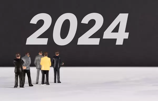 Menschen stehen vor dem Text "2024"