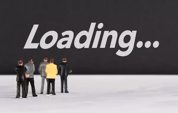 Menschen stehen vor dem Text "loading / laden ..."