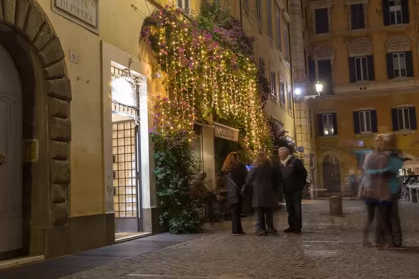 Menschen unterhalten sich auf einem Platz in Rom