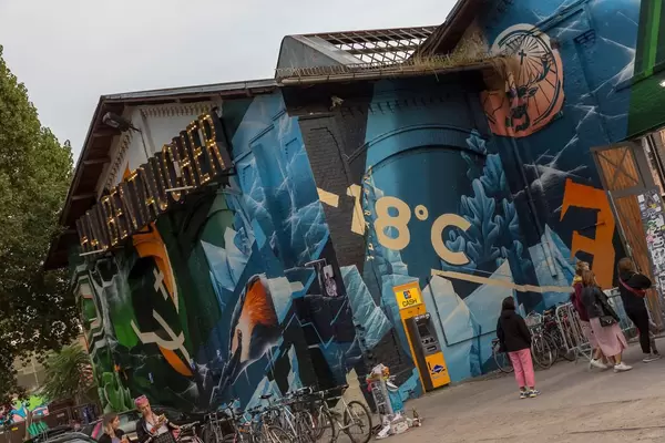 Menschen vor dem Haubentaucher in Berlin