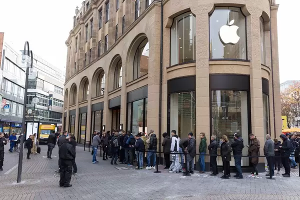 Menschen warten vor dem Apple Store, in der Hoffnung ein iPhone X zu ergattern