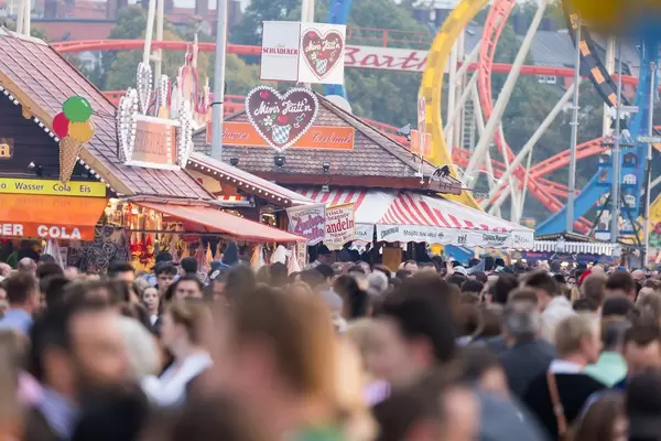 Menschenmenge und Stände im Hintergrund - Oktoberfest 2017