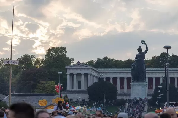 Menschenmenge unter der Bavaria-Statue - Oktoberfest 2017