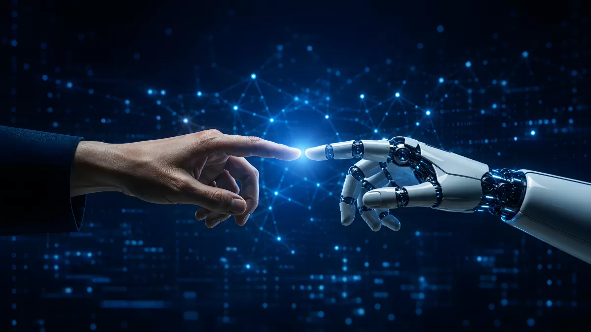 Menschliche Hand berührt Roboterhand vor blauem Netz