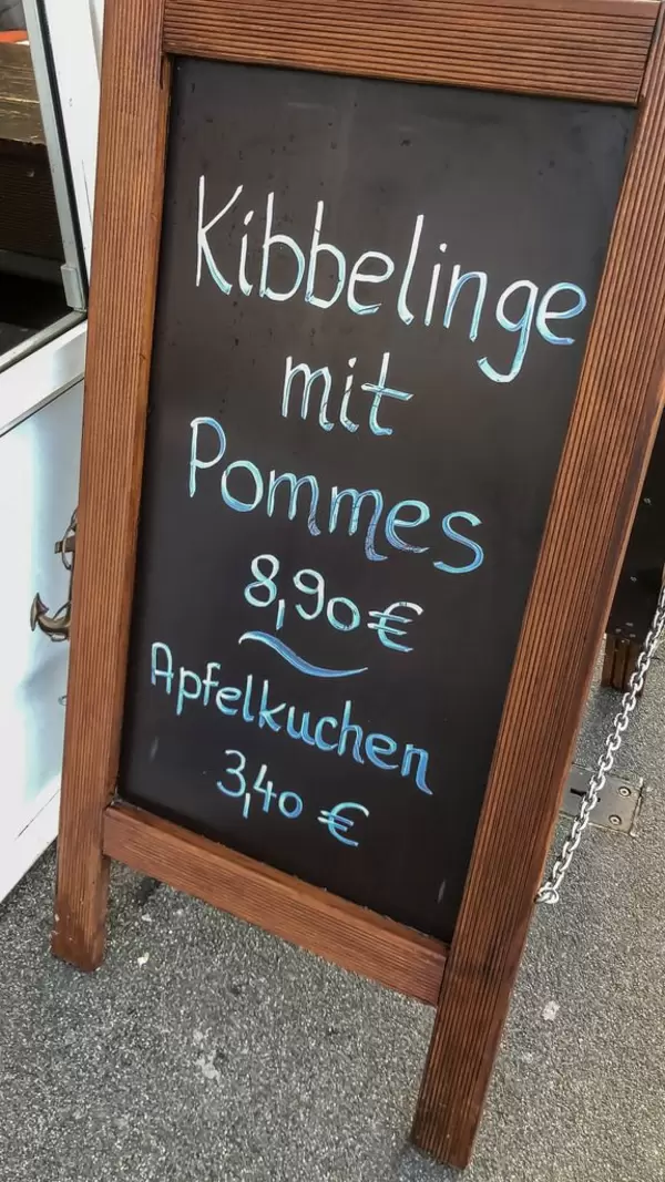Menü Tafel: Kibbelinge mit Pommes und Apfelkuchen