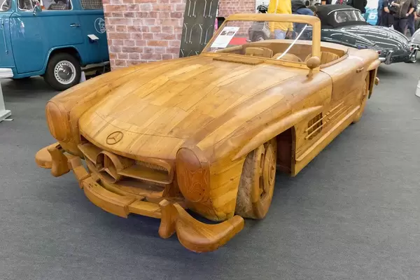 Mercedes 300 SL Gullwing aus Teakholz in Handarbeit originalgetreu nachgebaut von MotorWorld