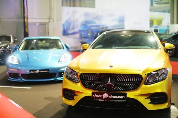 Mercedes-Benz CL63 AMG im Gelb und im Blau, Aufnahme von vorne