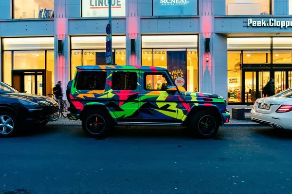 Mercedes G-Klasse mit cooler Lackierung im Zentrum von Berlin
