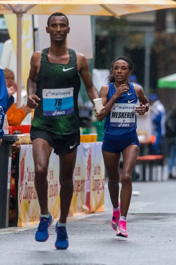 Meskerem hinter einem männlichen Pacer kurz nach der Verpflegungsstation