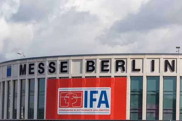 Messe Berlin Schriftzug mit "IFA consumer electronics unlimited" Plakat aufgehängt über dem Eingang der Messehalle in
