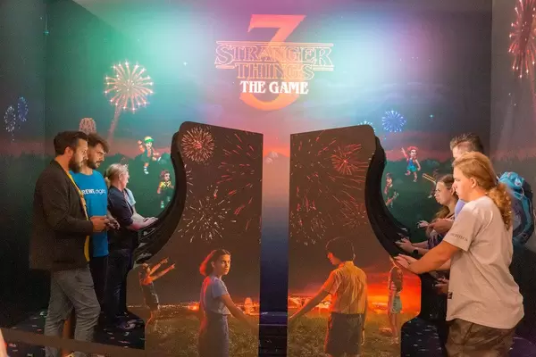 Messebesucher der Gamescom testen die Science-Fiction-Mysteryserie als Videospiel "Stranger Things 3 - The Game" an Spielstationen im Retrolook