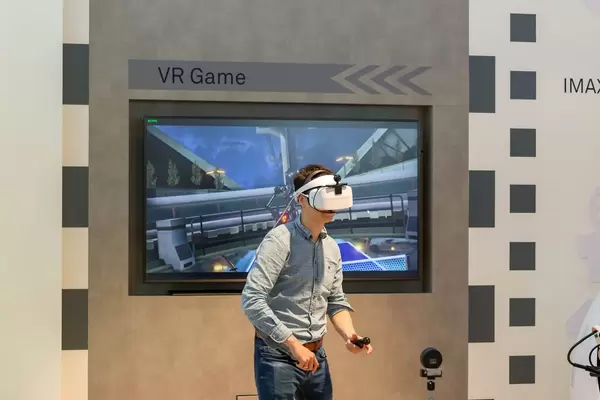 Messebesucher mit einem Huawei VR2 Headset