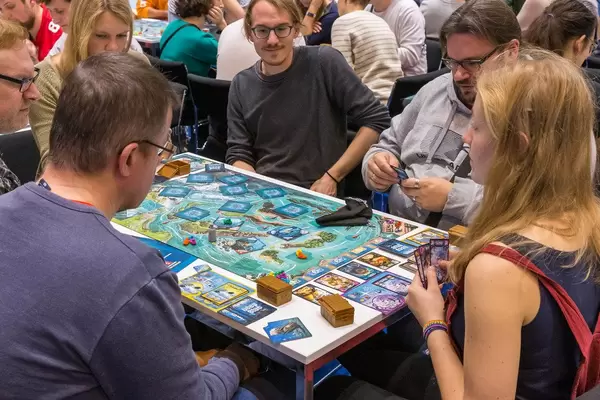 Messebesucher spielen DeepBlue