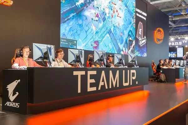 Messebesucher spielen PC-Spiele am AORUS "Team Up" Stand auf der Gamescom