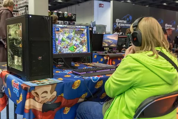 Messebesucher spielt Shakes and Fidget