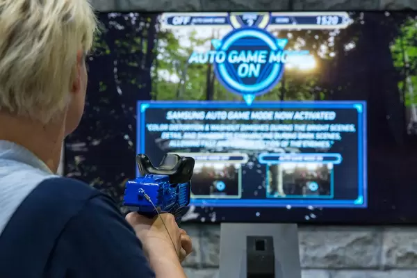 Messebesucher testet den Samsung Auto Game Mode