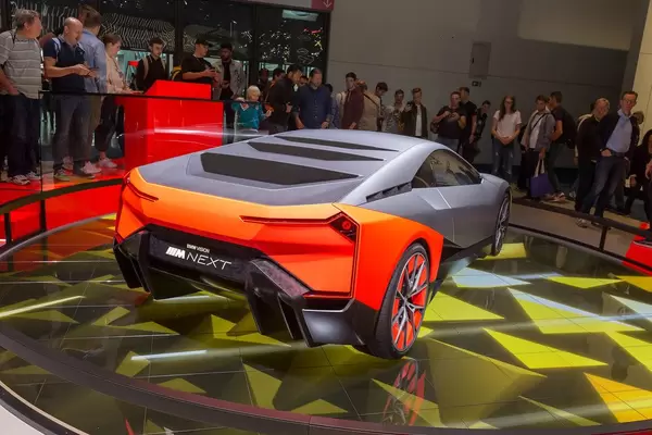 Messebesucher vor der Ausstellungsplattform für den futuristischen Hybridwagen Vision M Next von BMW