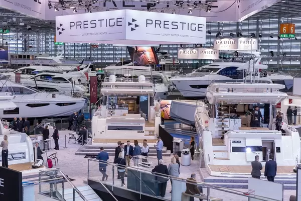 Messehalle gefüllt mit unterschiedlichen Luxusyachten und exklusiven Booten