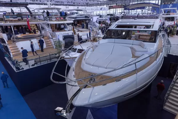 Messehalle mit mehreren teuren, exklusiven Luxusyachten