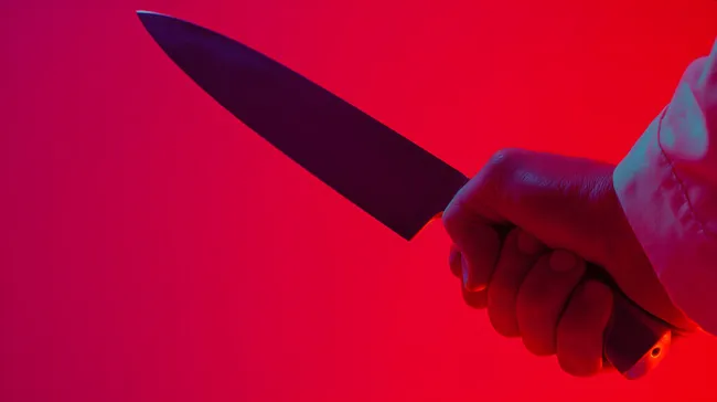 Messer in bedrohlicher Szene mit roter Beleuchtung