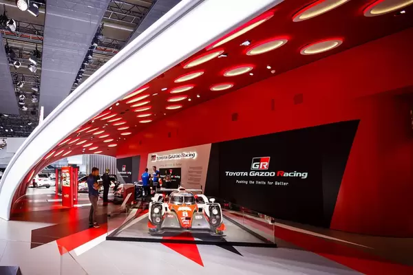 Messestand des Rennwagens Toyota Gazoo Racing bei der IAA 2017