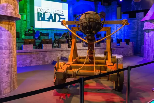 Messestand von Conqueror's Blade mit Katapult