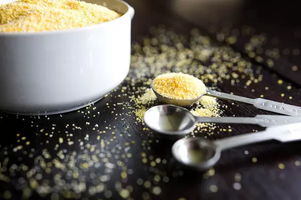 Messlöffel mit Polenta