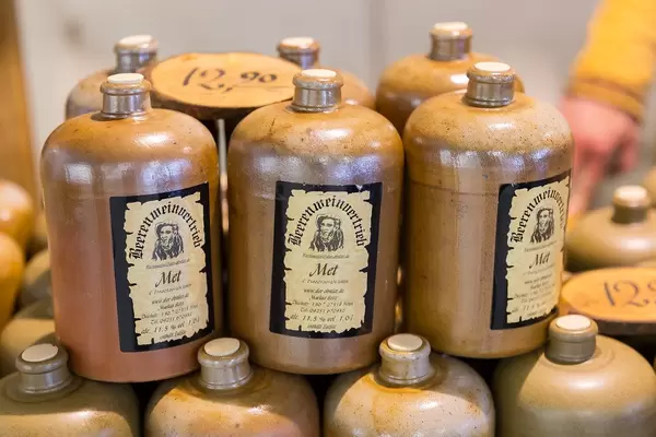 Met Honigwein in kleinen Krügen