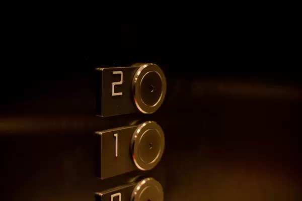 Metal elevator floor selection buttons (dt. Aufzug)