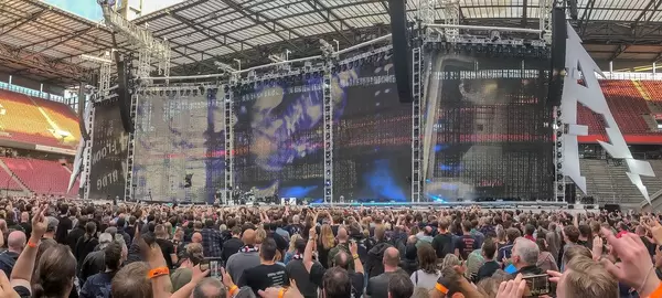 Metalfans und Konzertbesucher der Metallica-Tour beim Auftritt der Metalband im Kölner RheinEnergie-Stadion