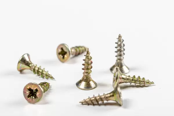 Metall schrauben auf weißem Hintergrund