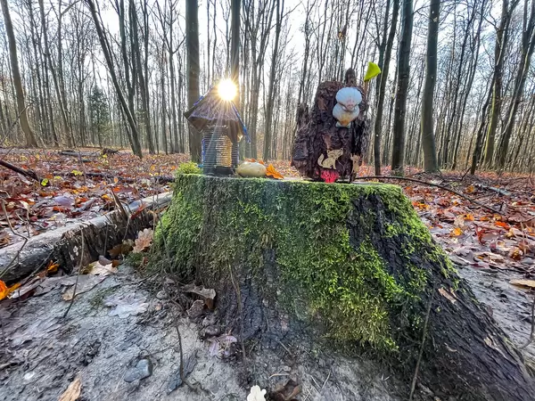 Metallbehälter verziert und upcycelt zu einem Spielzeughaus und einem Schloss mit Muscheln