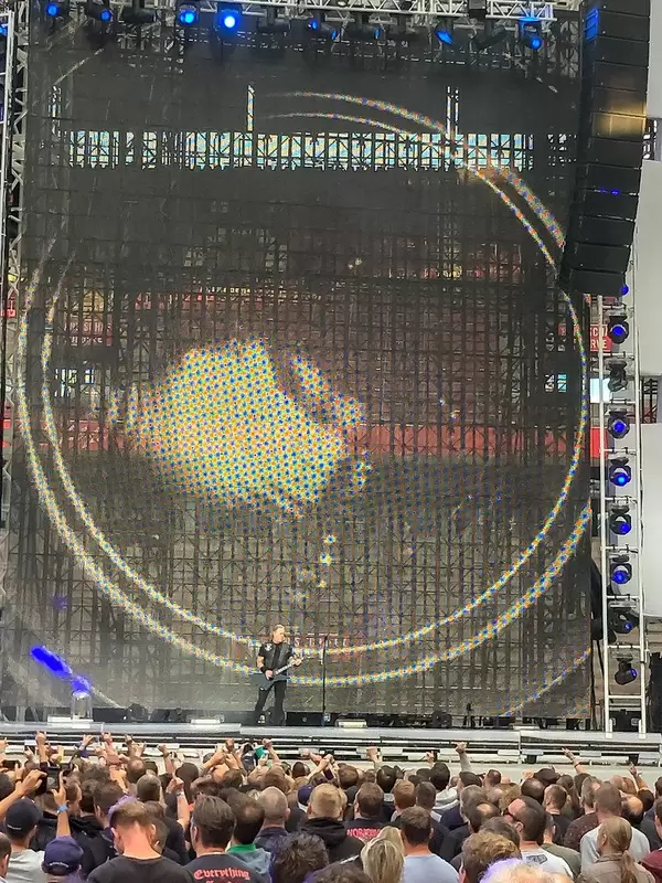 Metallica-Sänger James Hetfield spielt auf der Snakebyte Gitarre im RheinEnergie-Stadion während des Tourkonzerts in Köln
