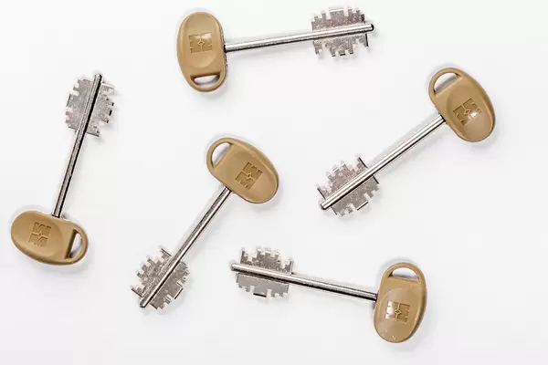 Metallschlüssel auf weißem Untergrund