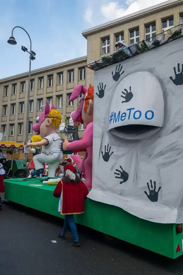 #MeToo Wagen beim Rosenmontagszug - Kölner Karneval 2018
