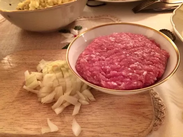 Mett mit Zwiebeln.